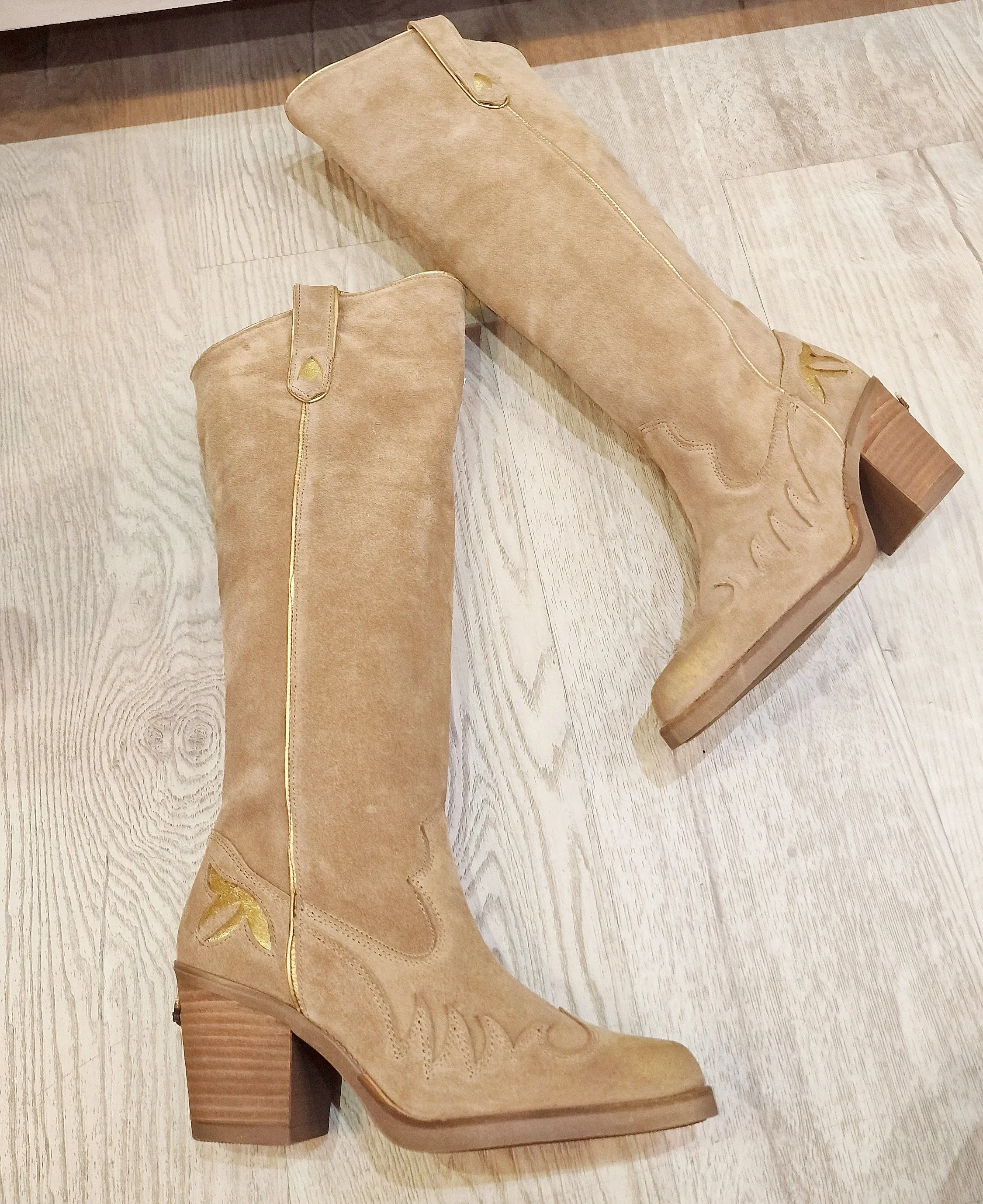 Botas piel arena Asimétrica