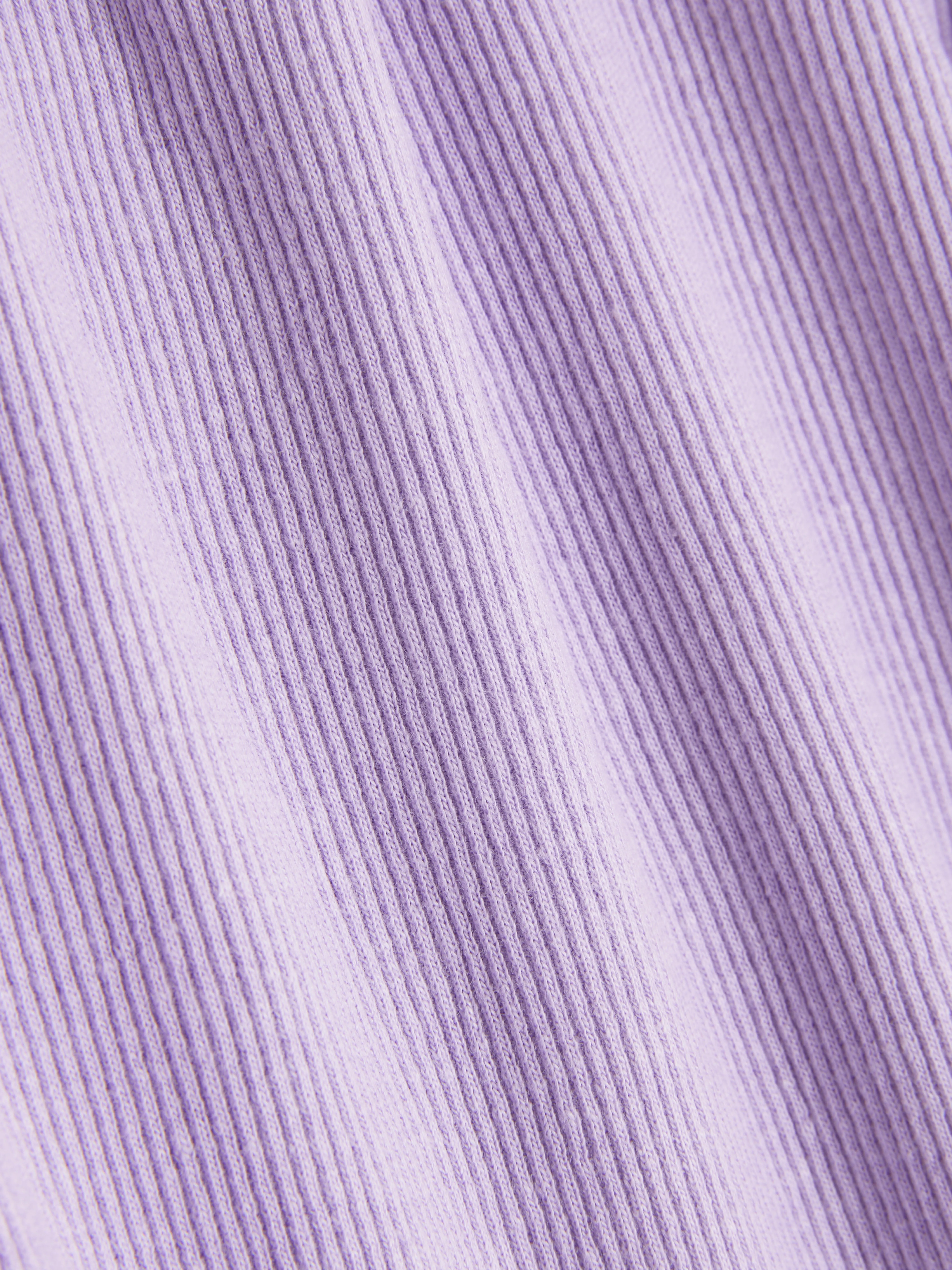 Camiseta acanalada con ribete ondulado a juego