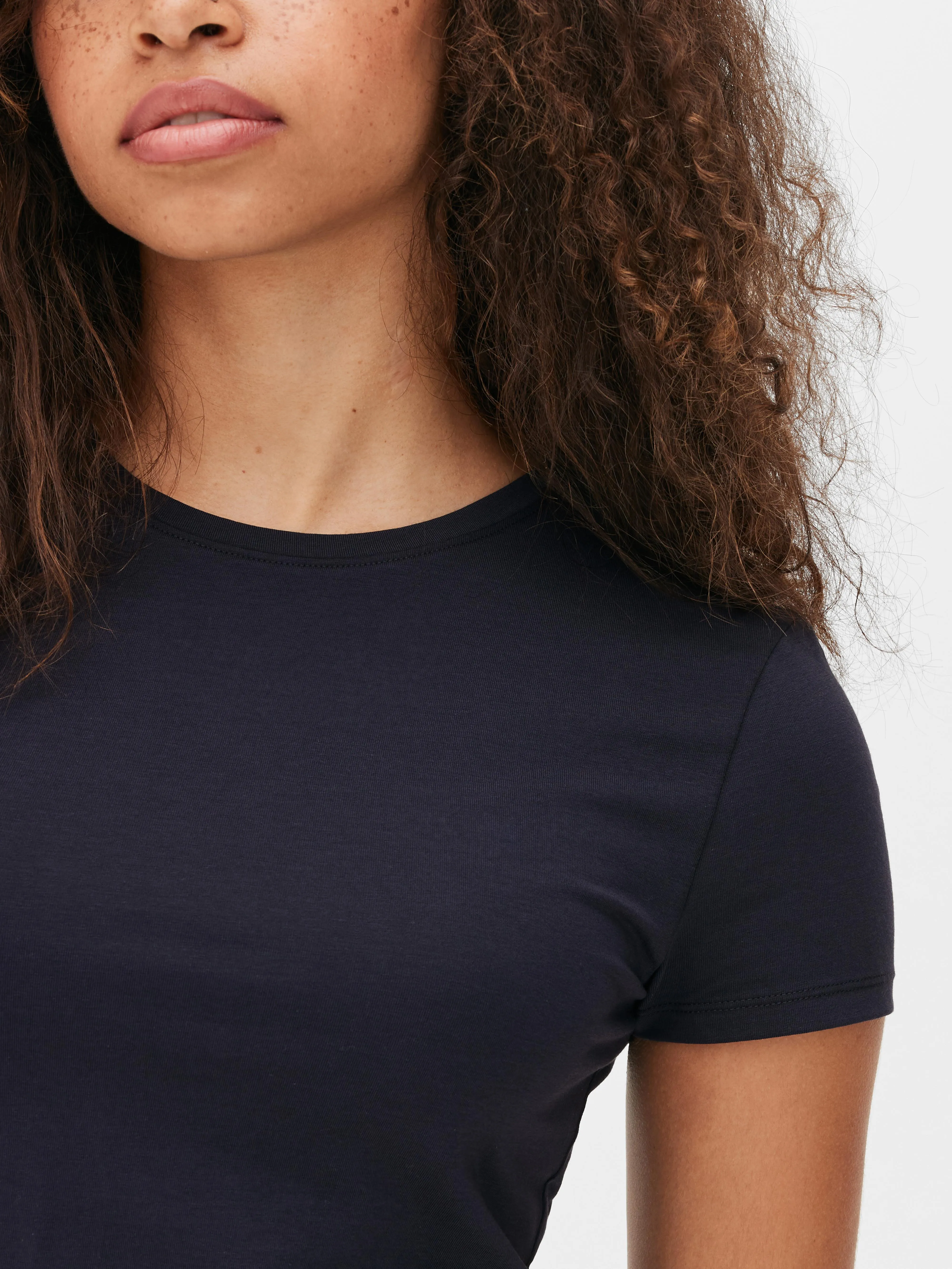 Camiseta elástica con cuello redondo