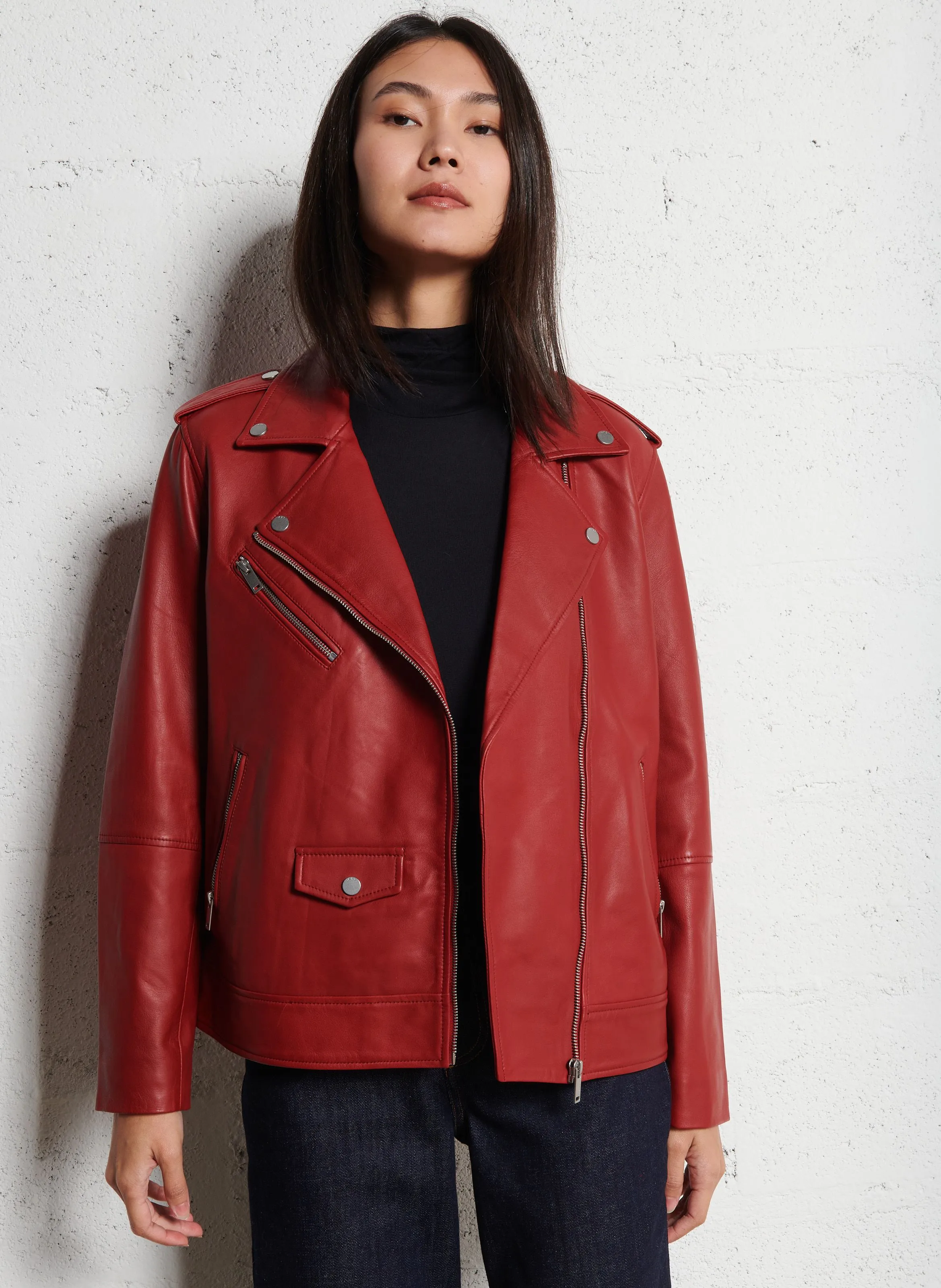 Chaqueta holgada con cuello de solapa de cuero en rojo