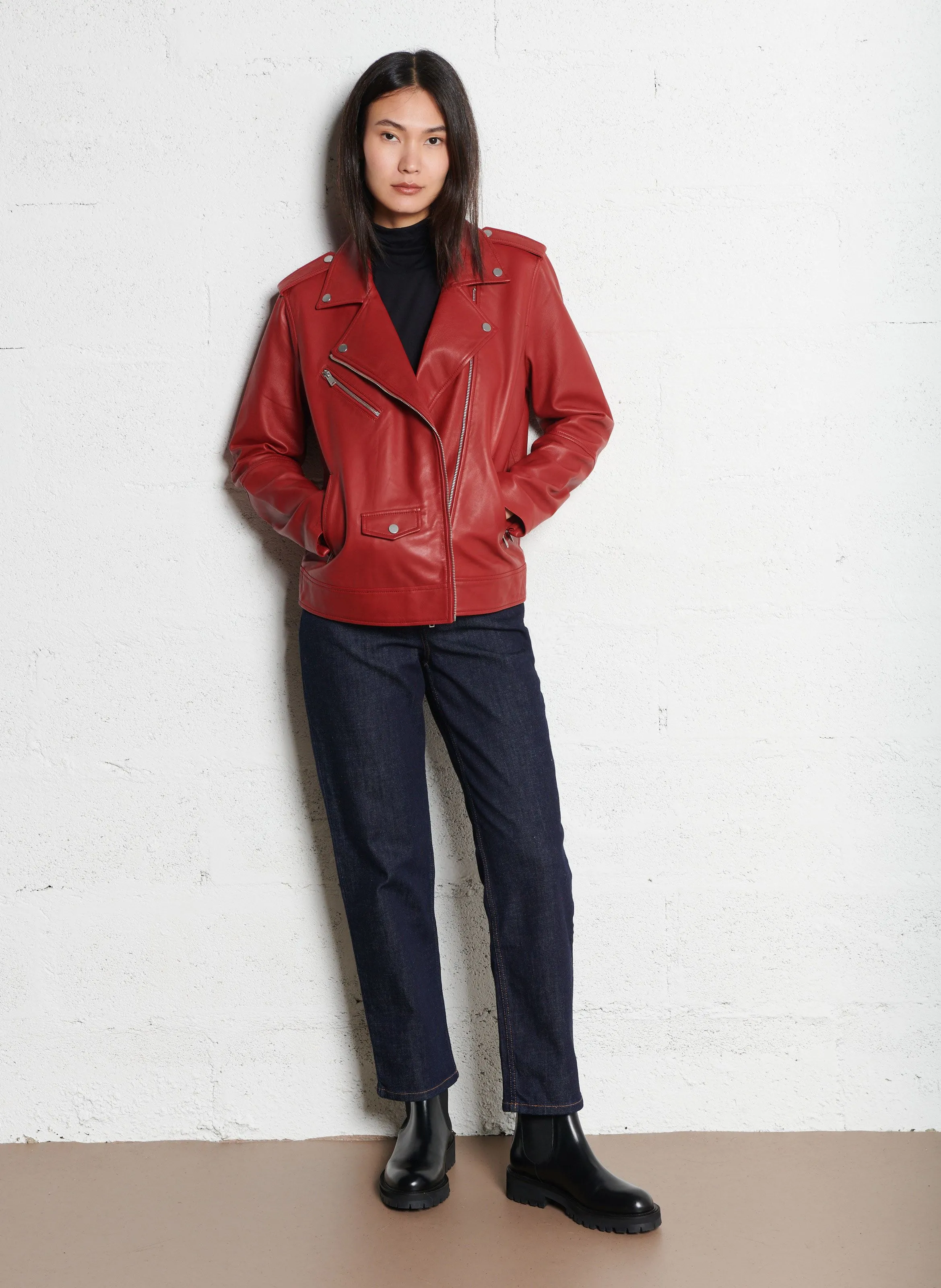 Chaqueta holgada con cuello de solapa de cuero en rojo