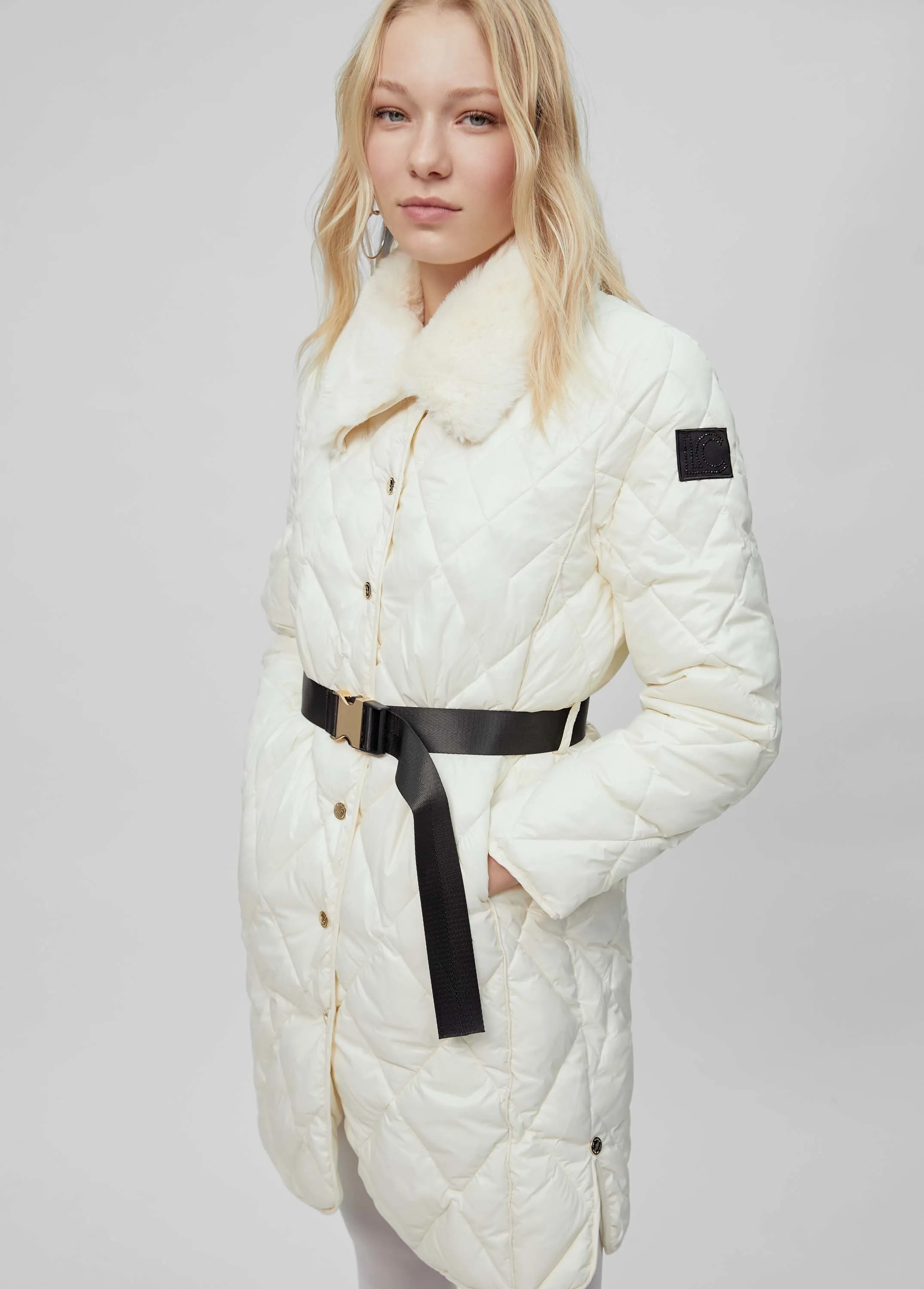 Chaquetón plumas beige con cinturón Lola Casademunt