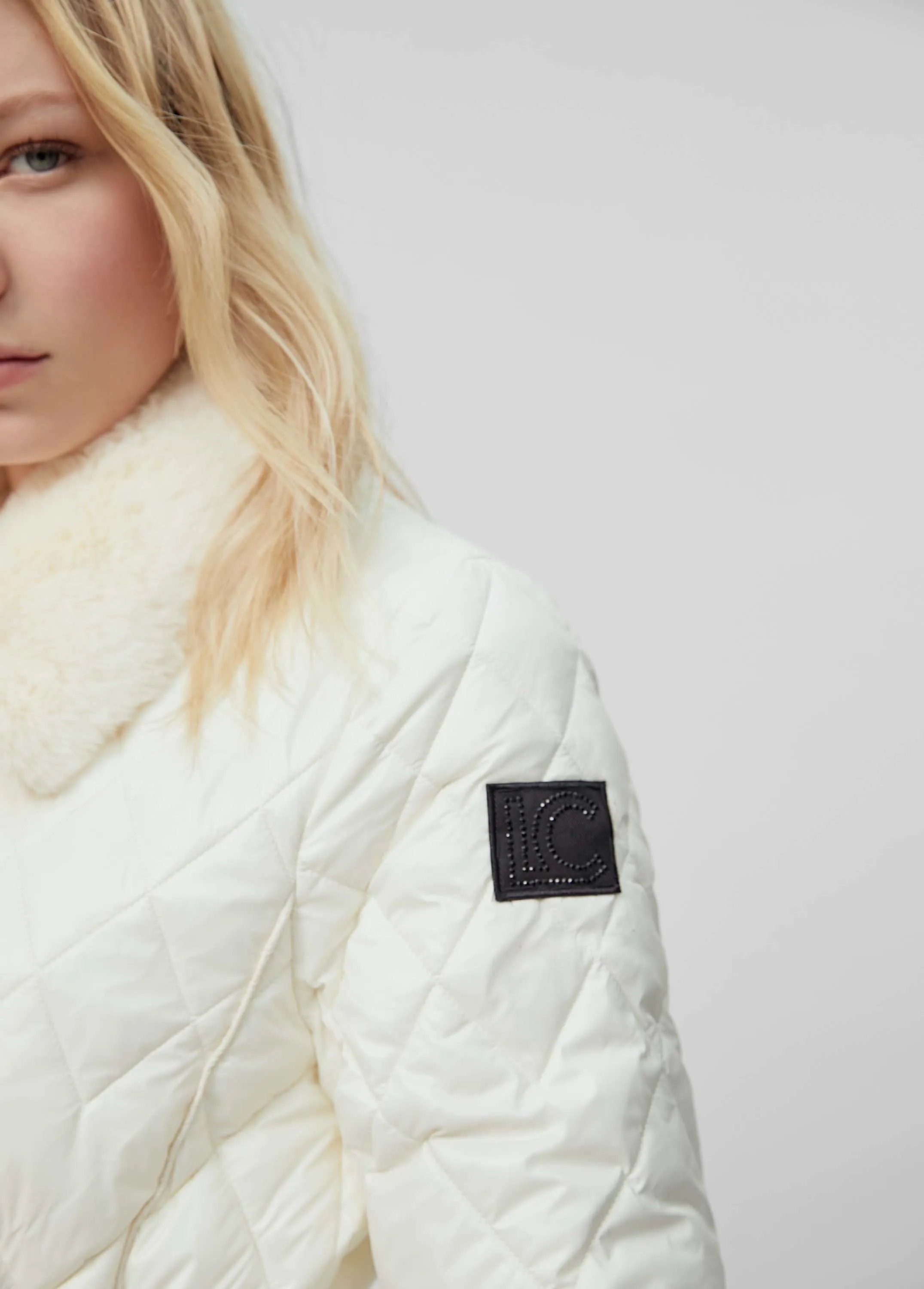 Chaquetón plumas beige con cinturón Lola Casademunt