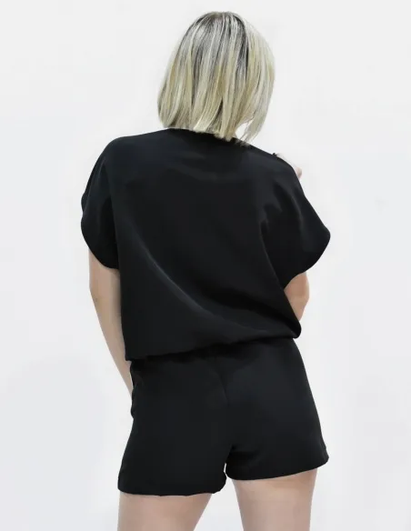 Conjunto deportivo negro.