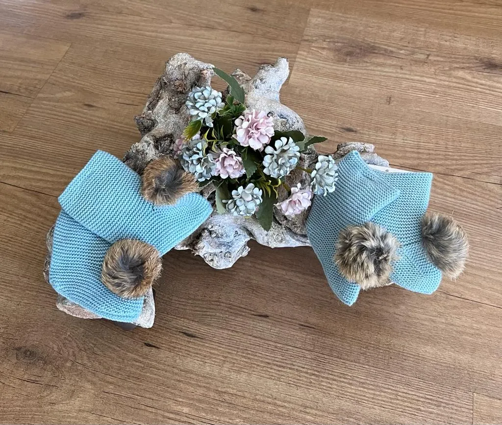 Knitted high booties with pompom. Two colors