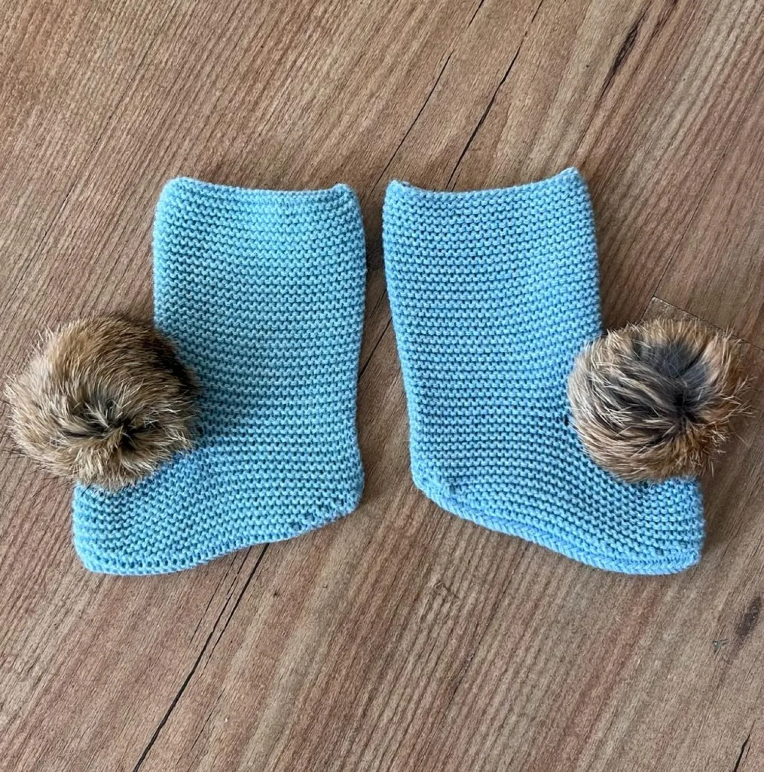 Knitted high booties with pompom. Two colors