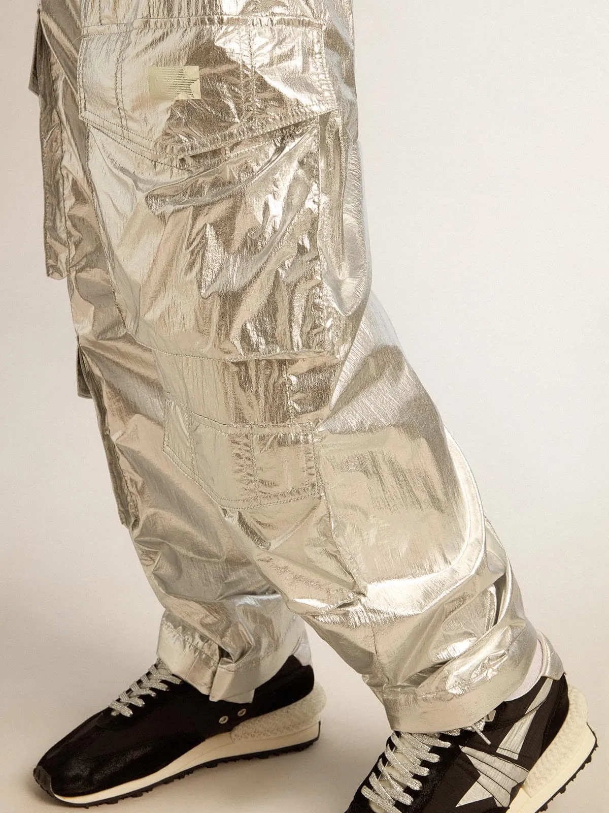 Pantalón cargo de hombre en tejido técnico plateado