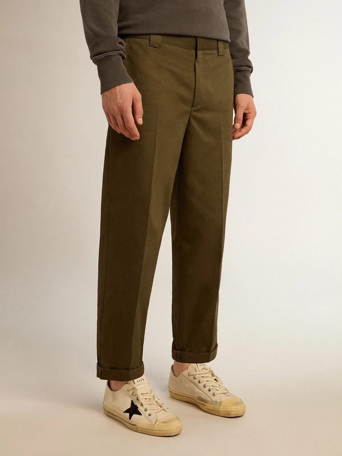 Pantalón chino de la colección Golden en color verde militar