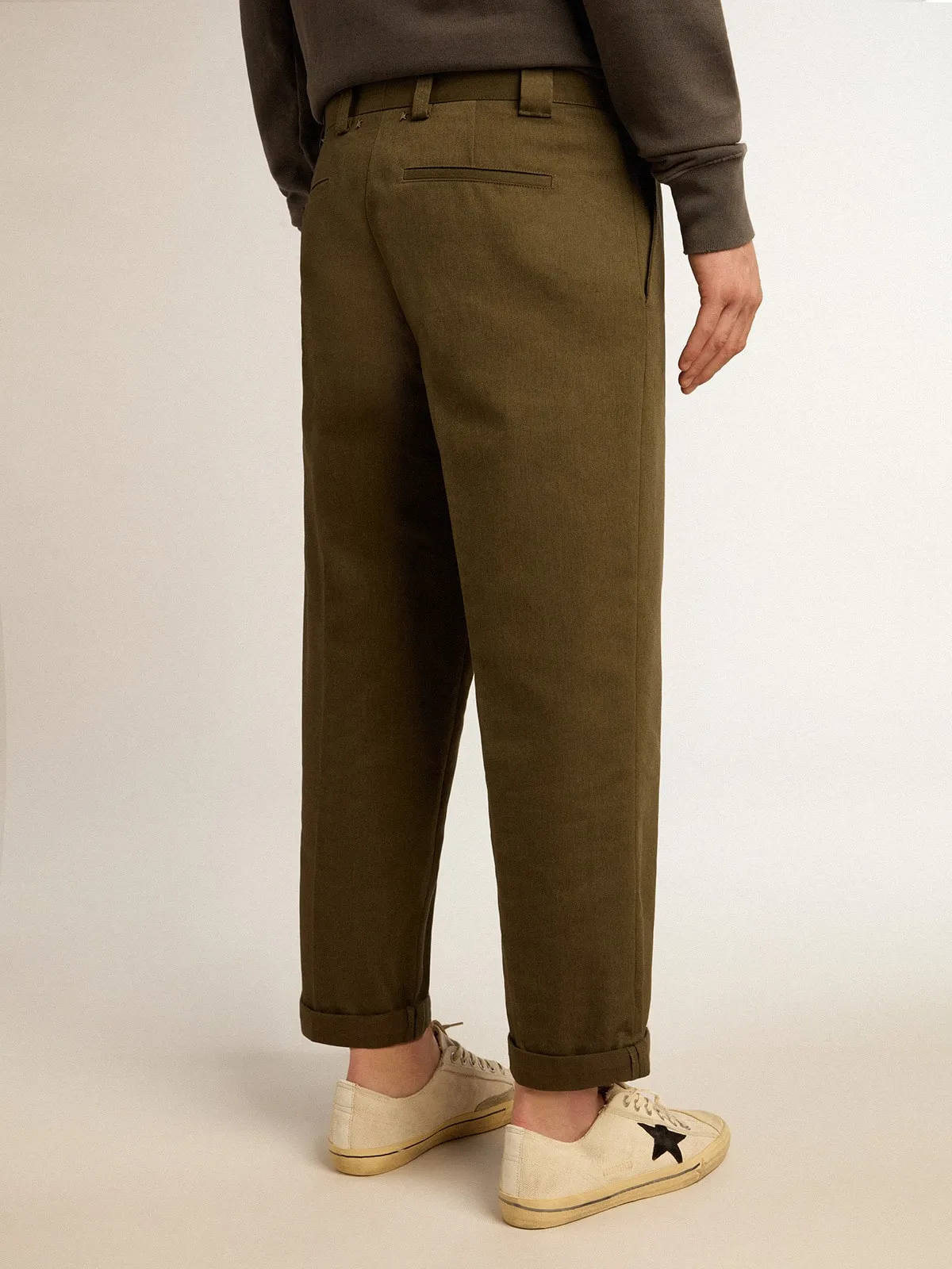 Pantalón chino de la colección Golden en color verde militar