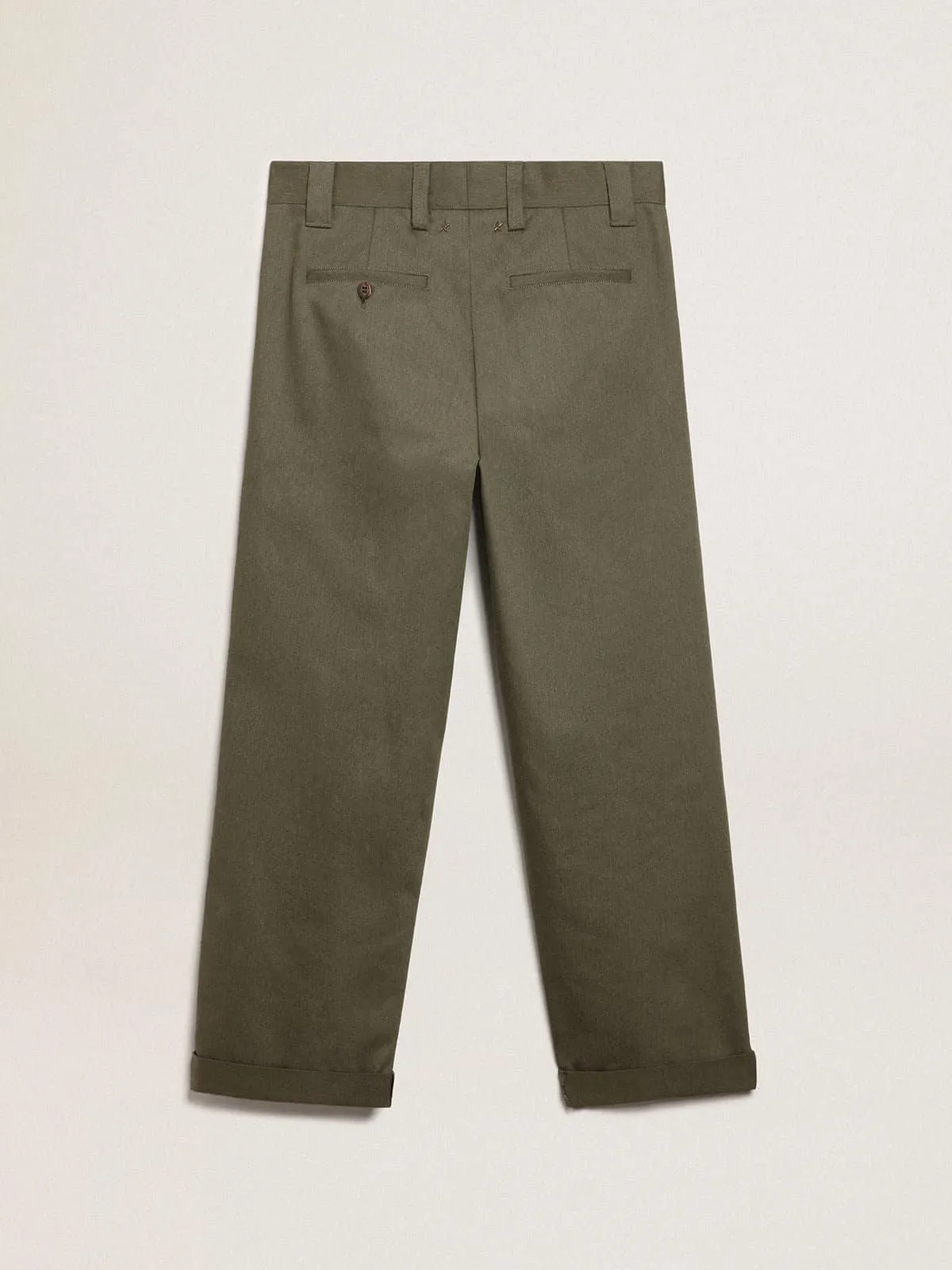 Pantalón chino de la colección Golden en color verde militar