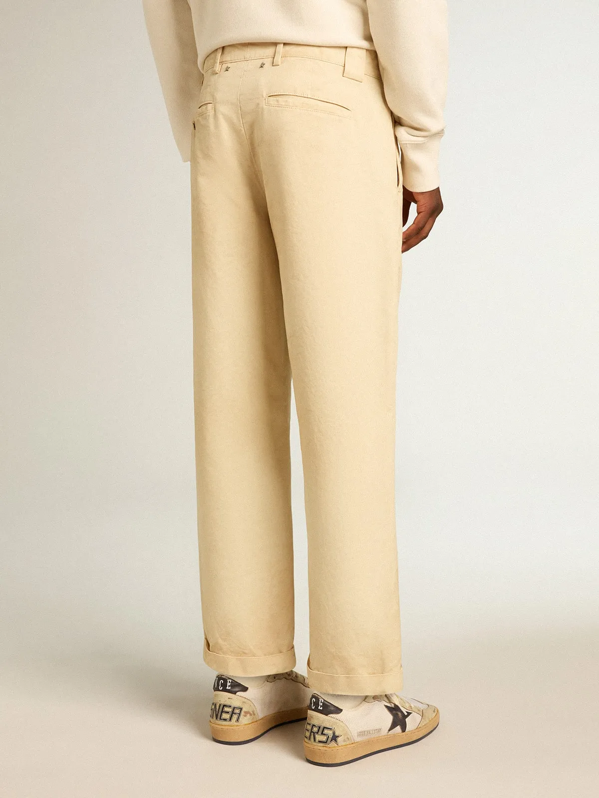 Pantalón chino en algodón color crudo
