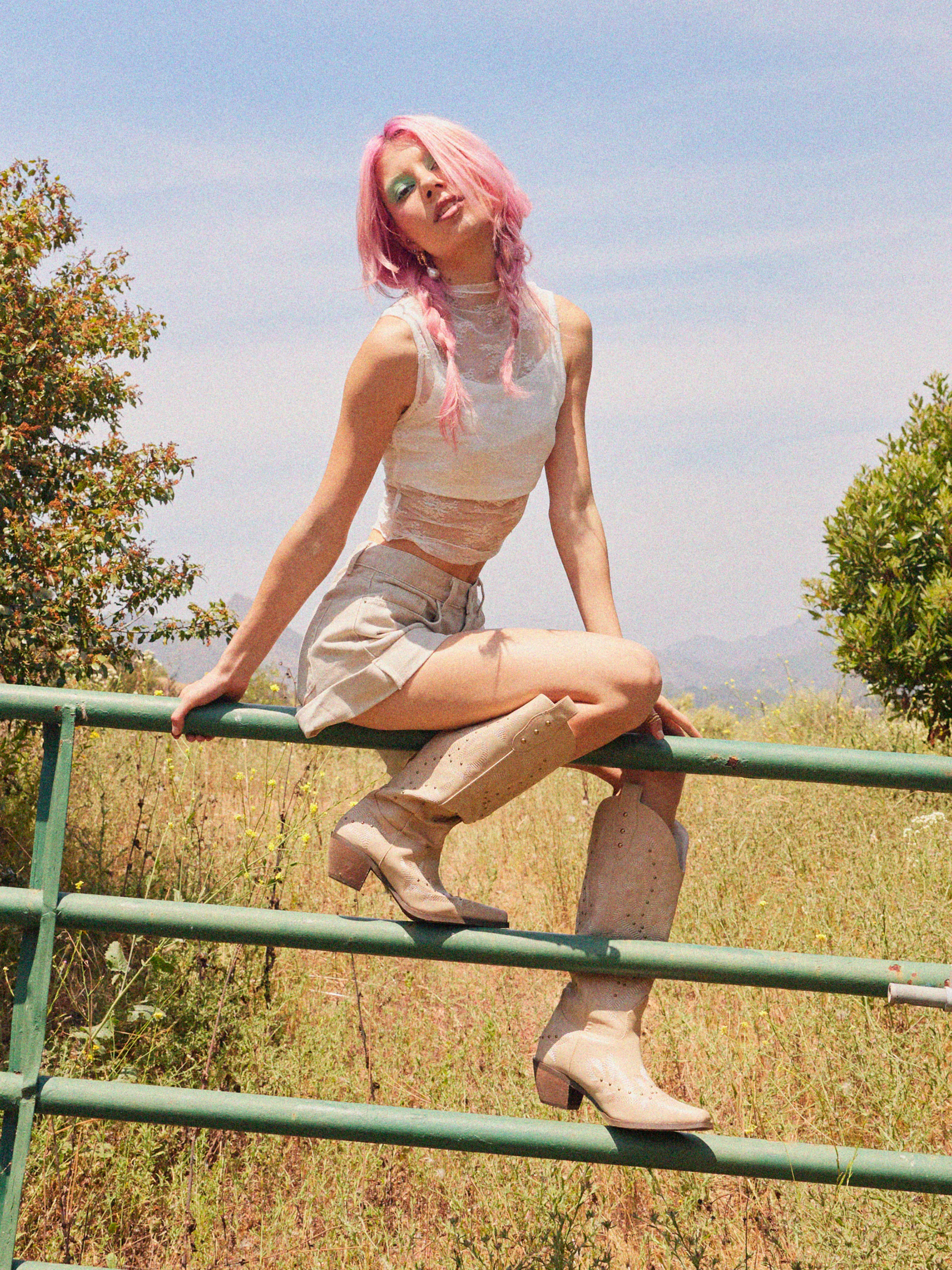 Pantalón corto vaquero de tiro medio y pierna ancha en color liso
