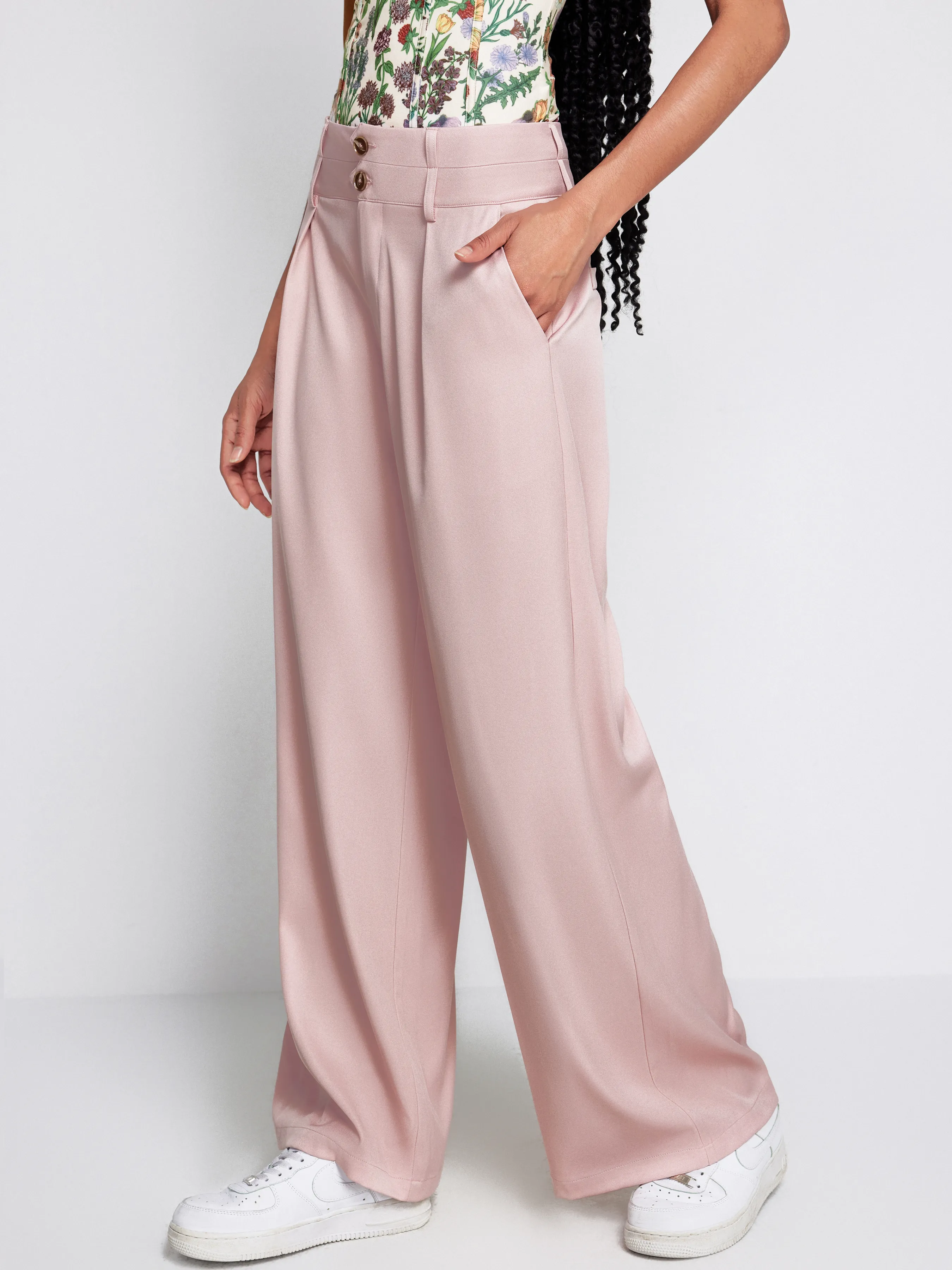 Pantalón de cintura media con botones y pierna ancha