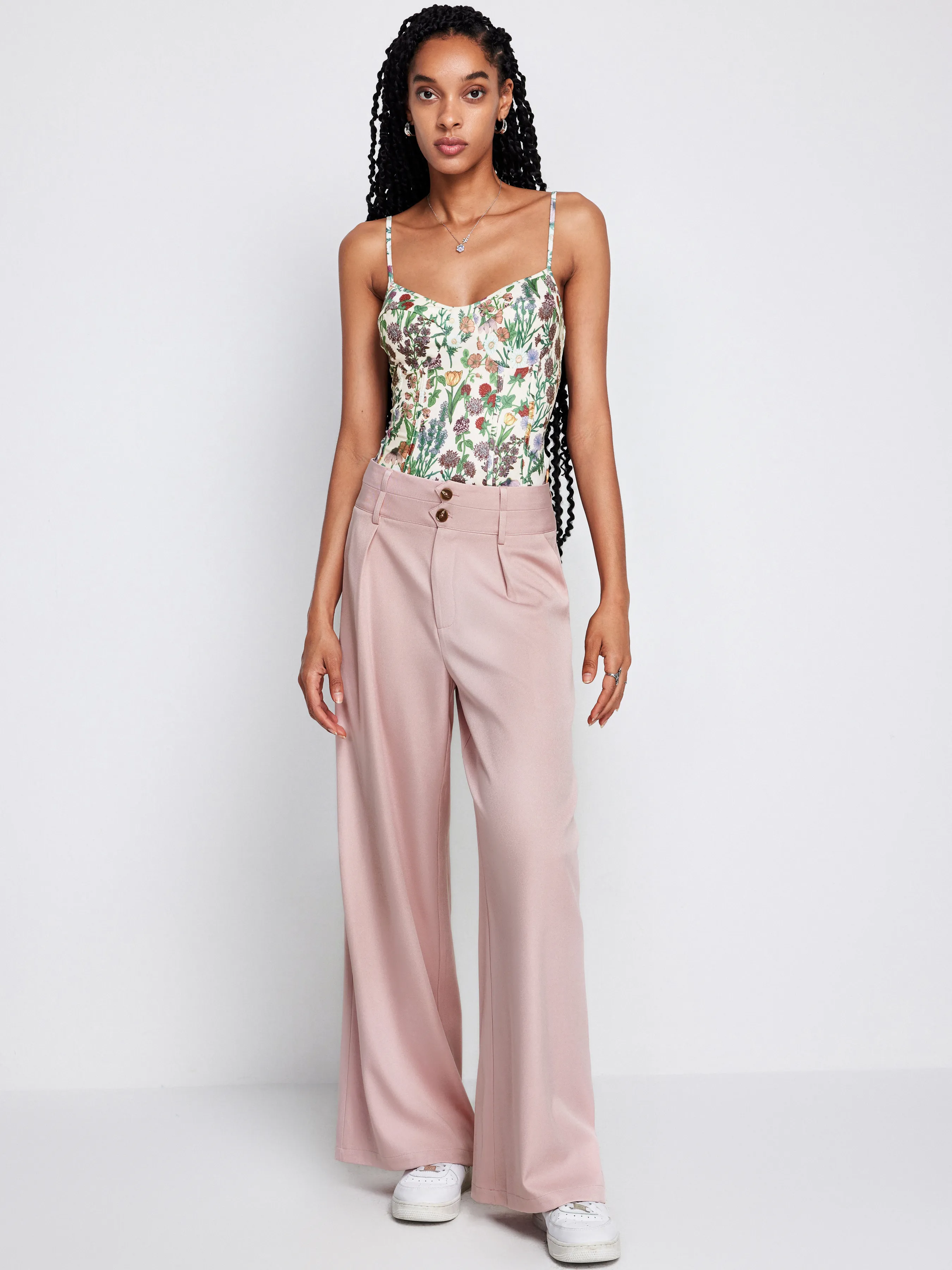 Pantalón de cintura media con botones y pierna ancha