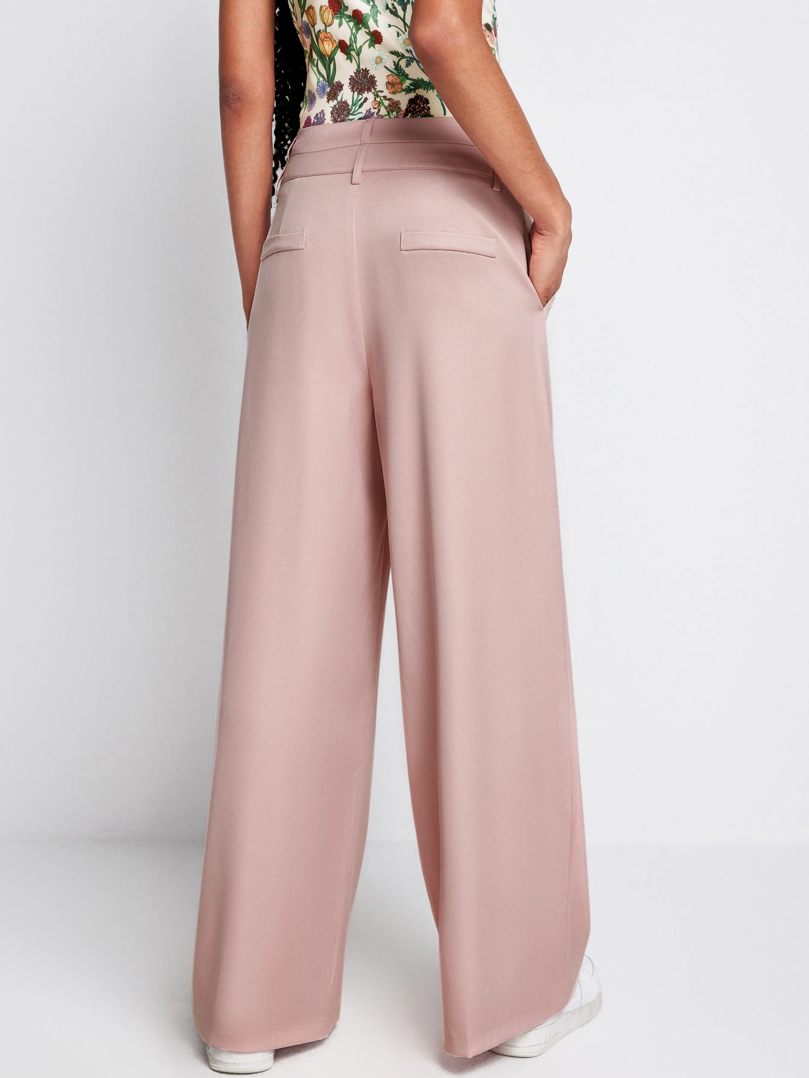 Pantalón de cintura media con botones y pierna ancha