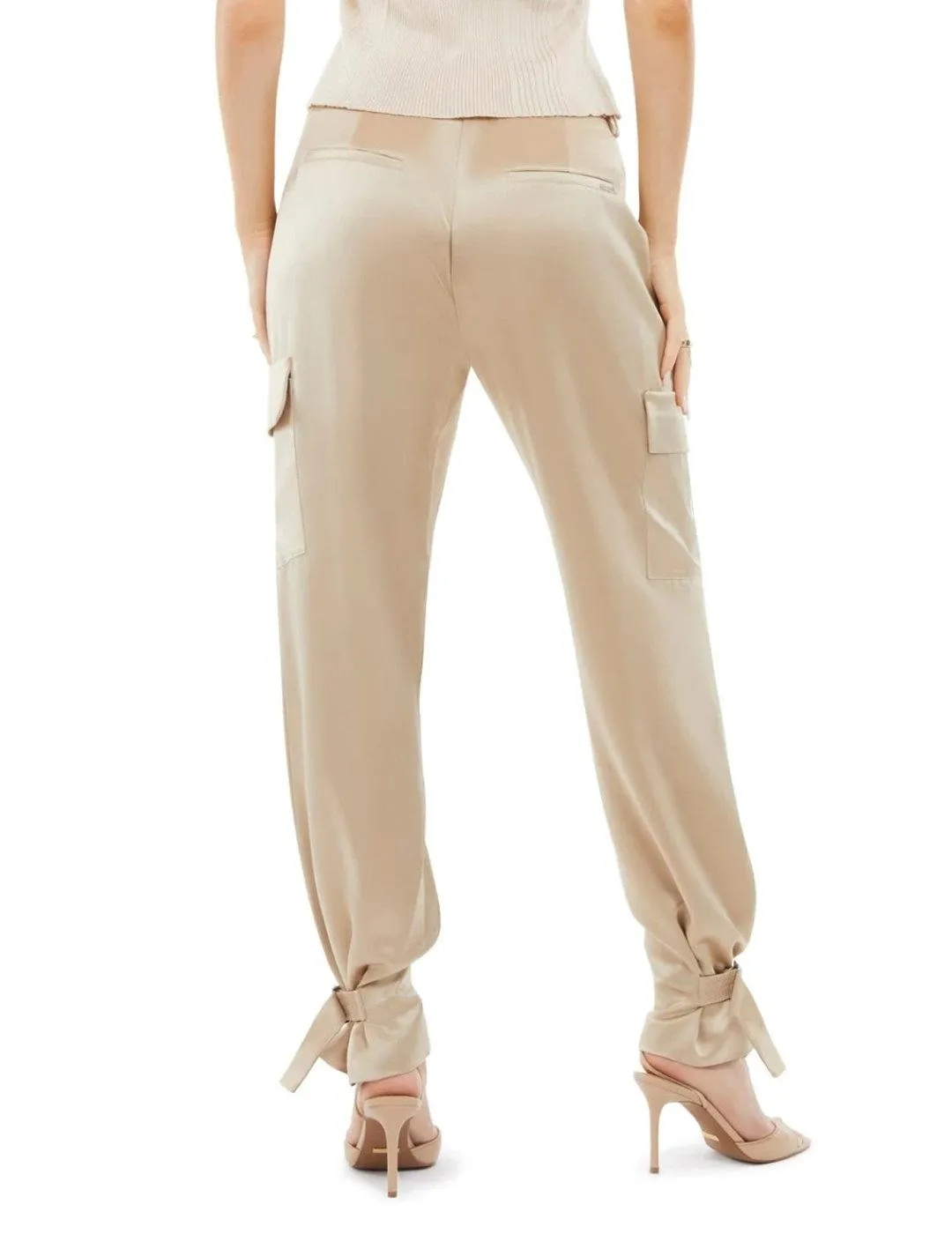 Pantalón Guess Marzia dorado satinado para mujer