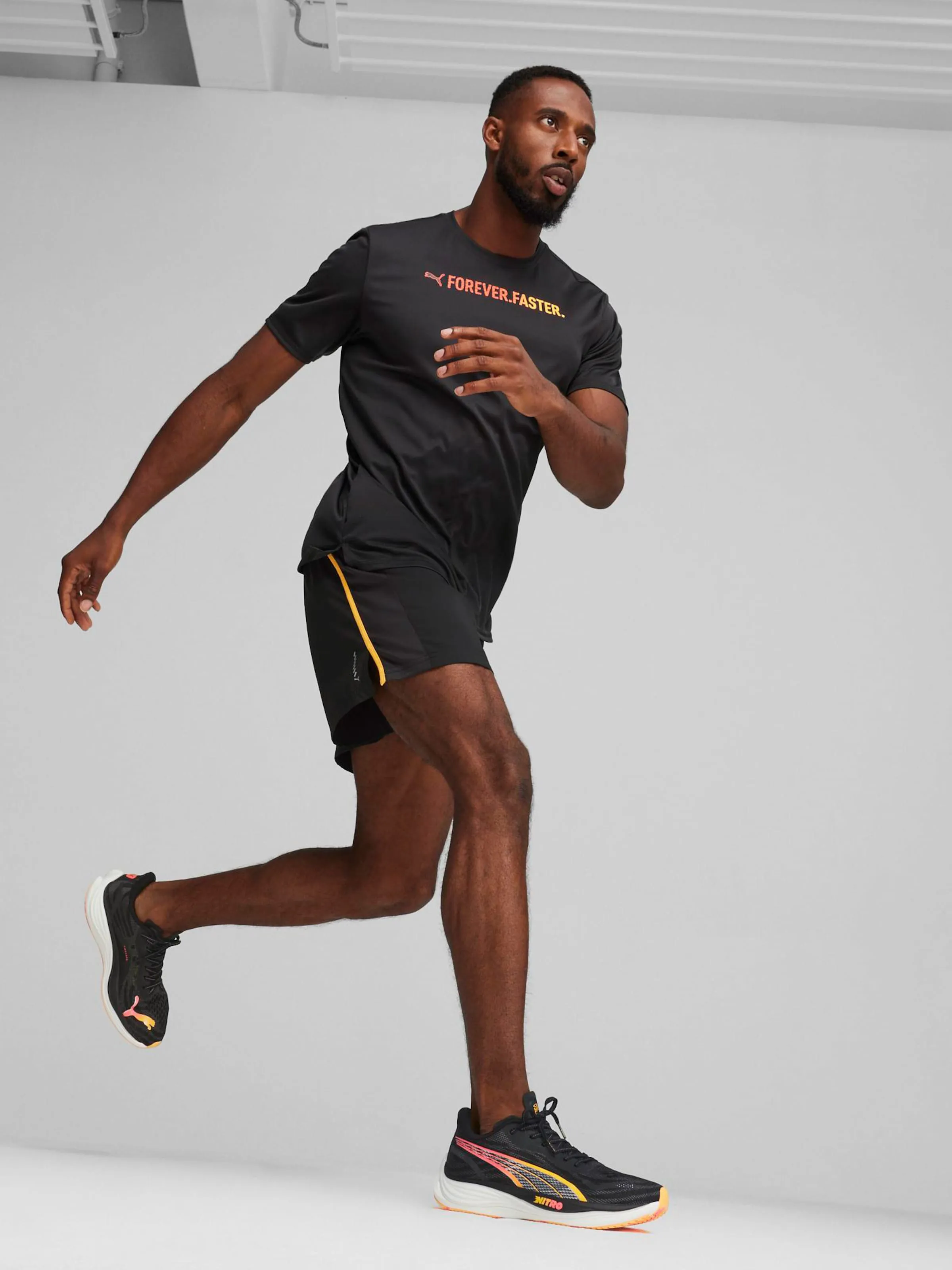regular Pantalón deportivo 'RUN FAVORITE VELOCITY 5' PUMA en Negro