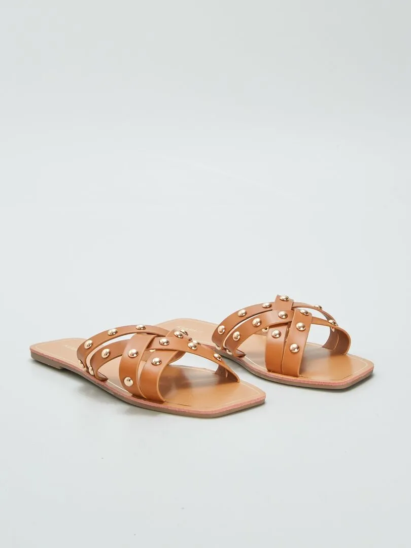 SANDALIAS CON TIRAS CRUZADAS CON TACHUELAS  MARRON