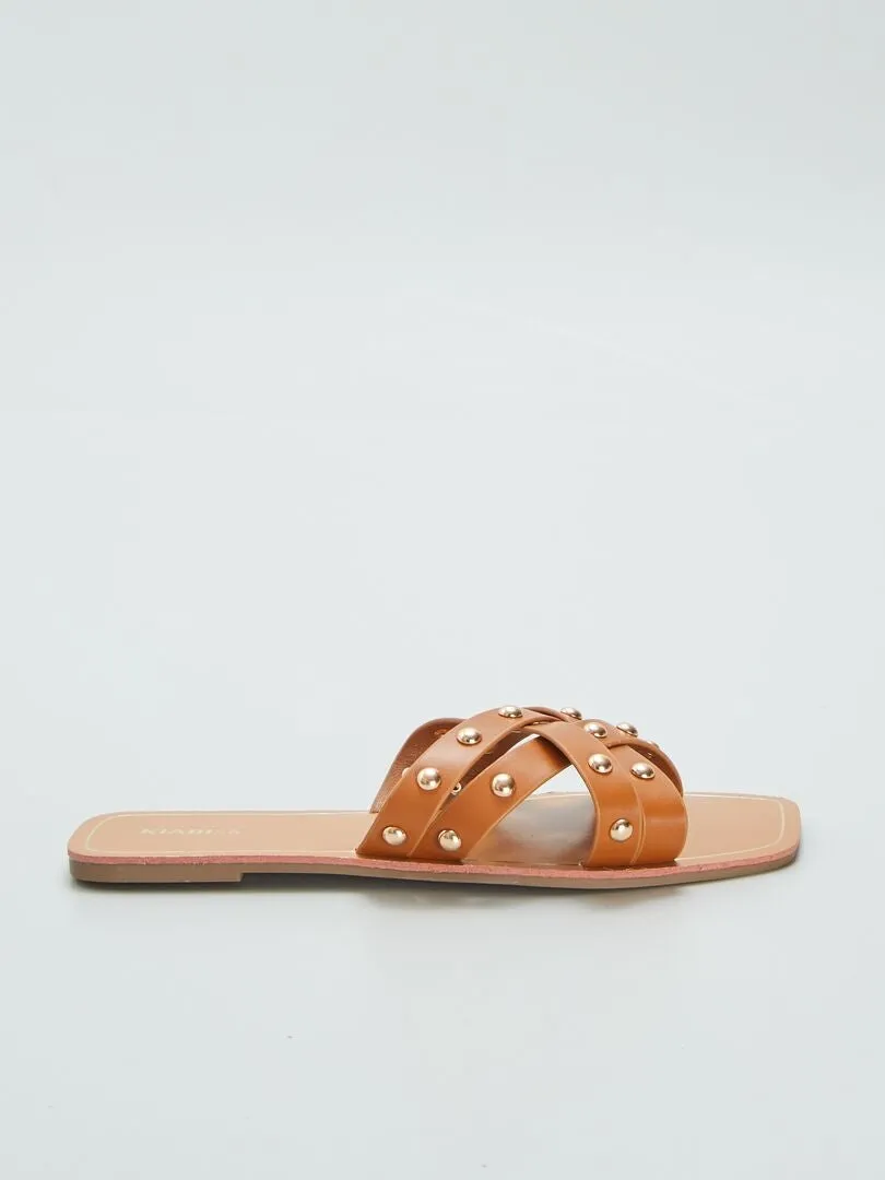 SANDALIAS CON TIRAS CRUZADAS CON TACHUELAS  MARRON