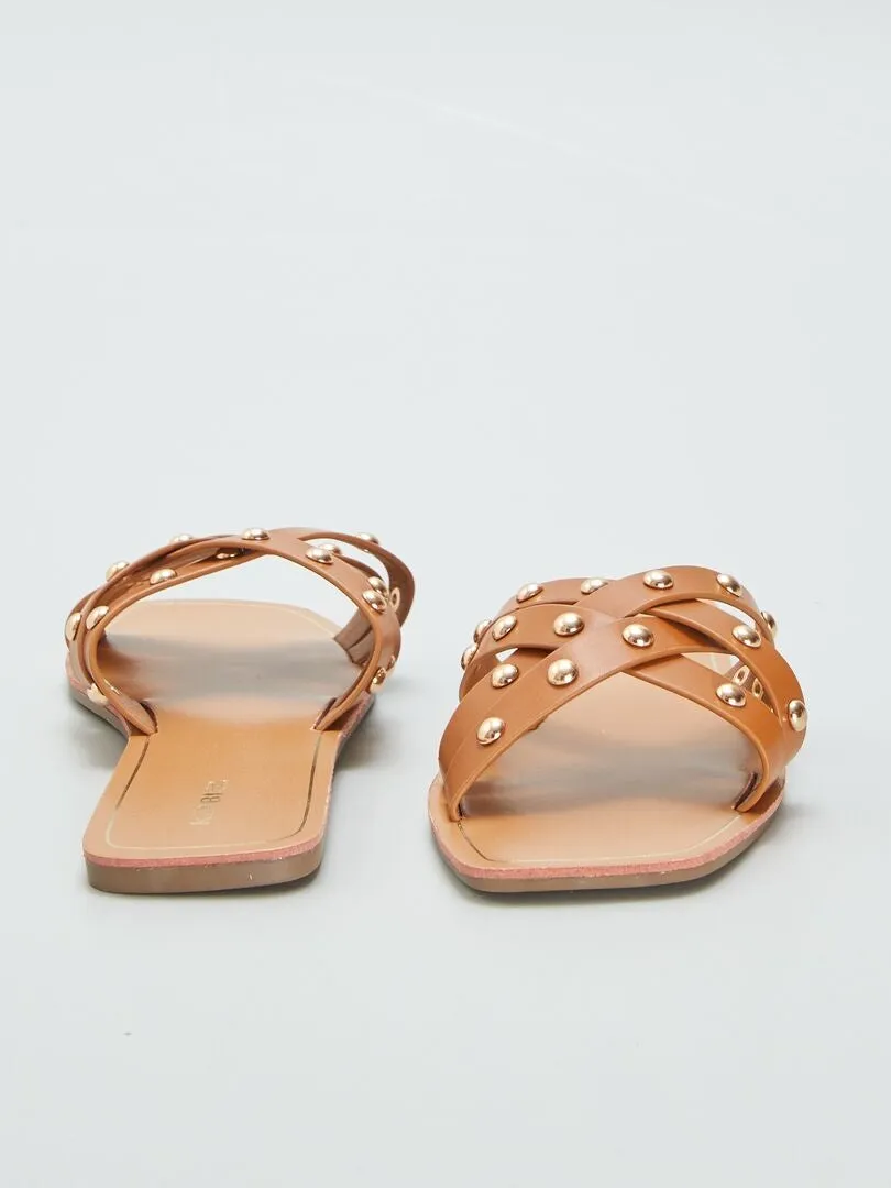 SANDALIAS CON TIRAS CRUZADAS CON TACHUELAS  MARRON