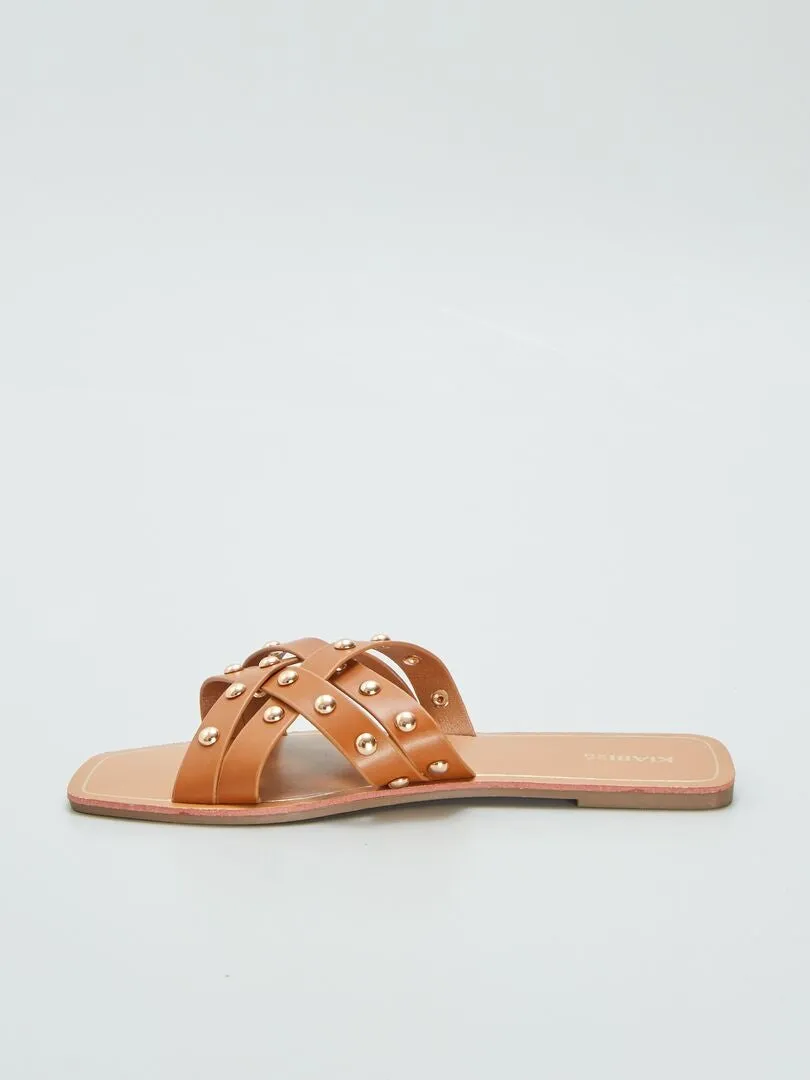 SANDALIAS CON TIRAS CRUZADAS CON TACHUELAS  MARRON