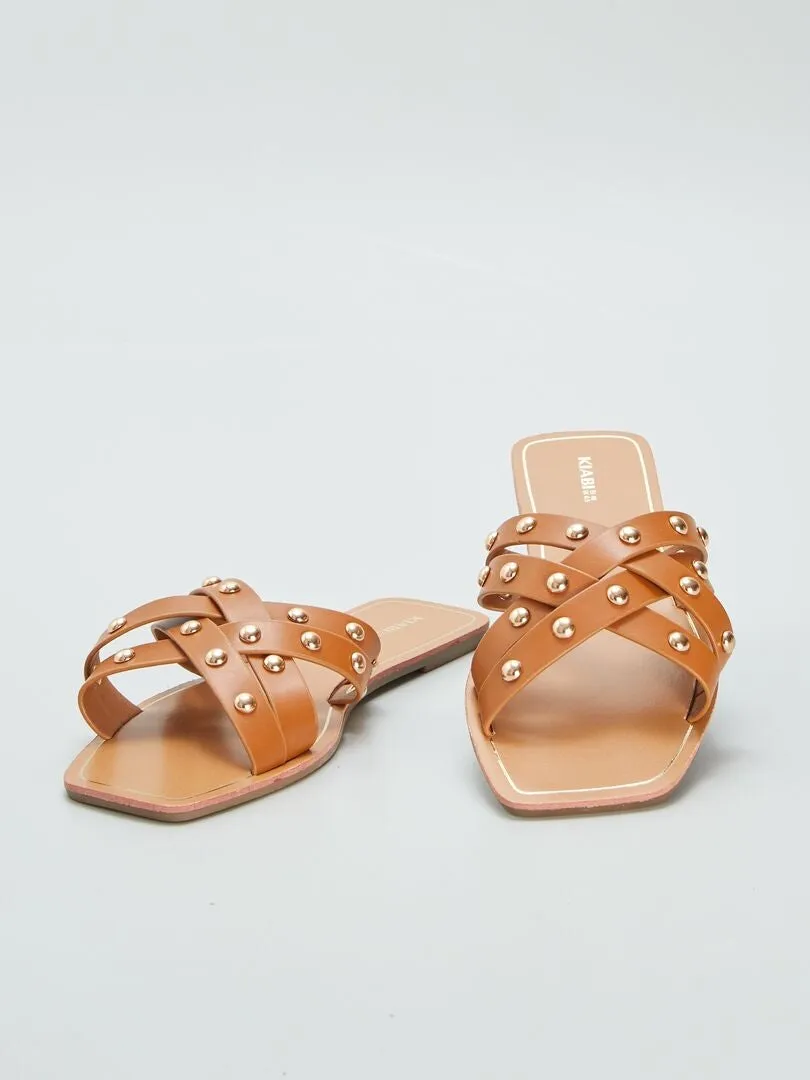 SANDALIAS CON TIRAS CRUZADAS CON TACHUELAS  MARRON