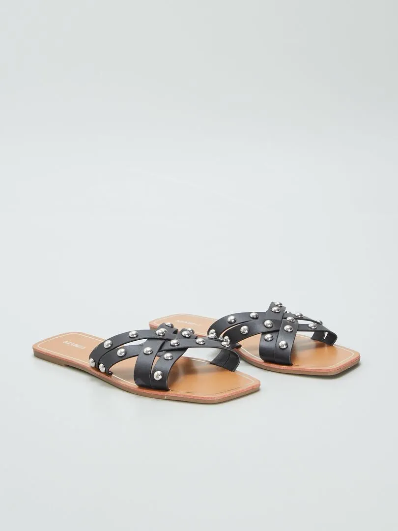 SANDALIAS CON TIRAS CRUZADAS CON TACHUELAS  NEGRO