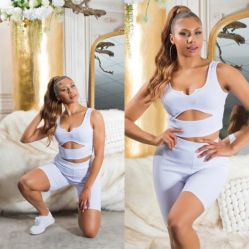 Set biker shorts y top de punto blanco