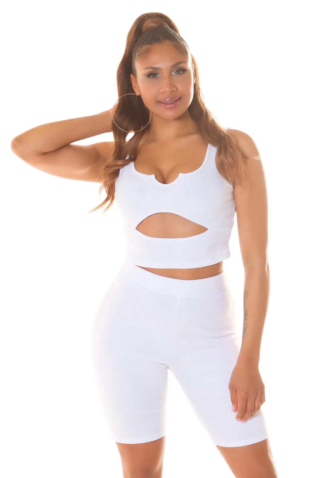 Set biker shorts y top de punto blanco