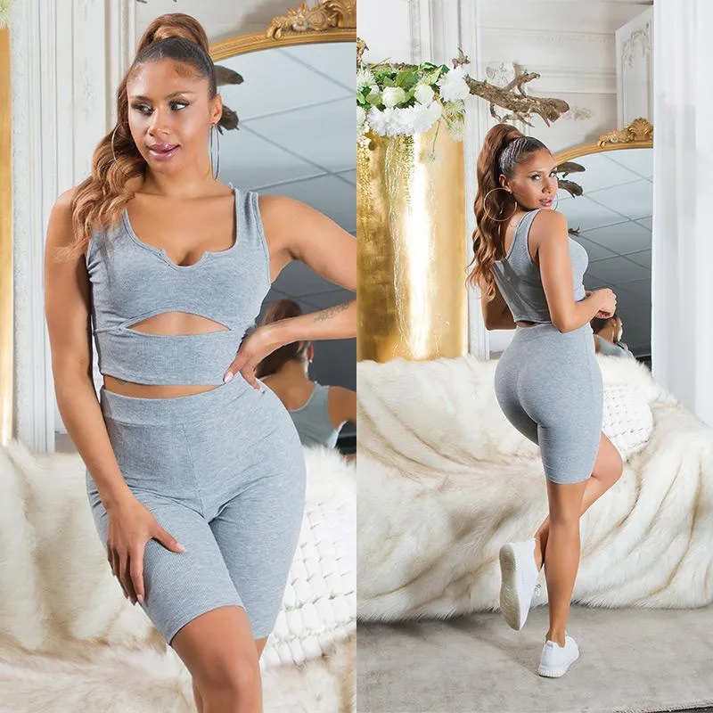 Set biker shorts y top de punto gris