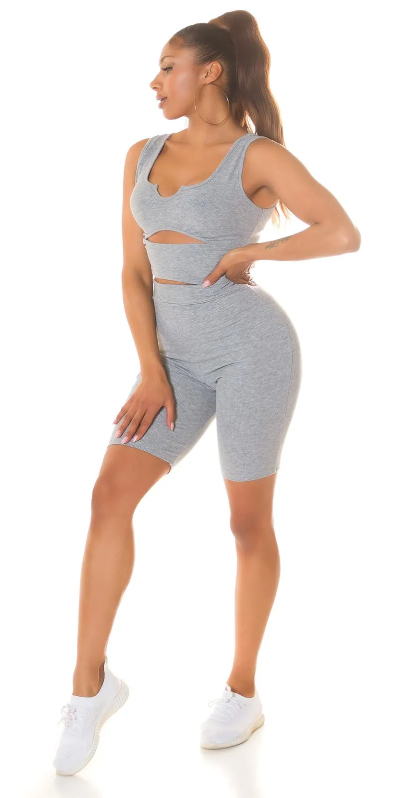Set biker shorts y top de punto gris