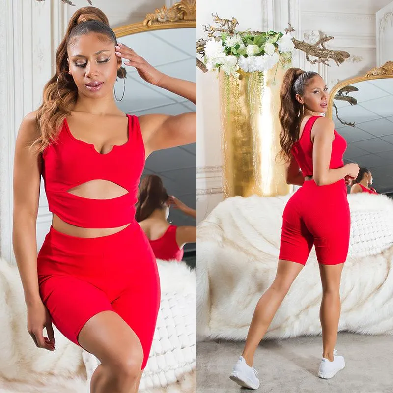 Set biker shorts y top de punto rojo