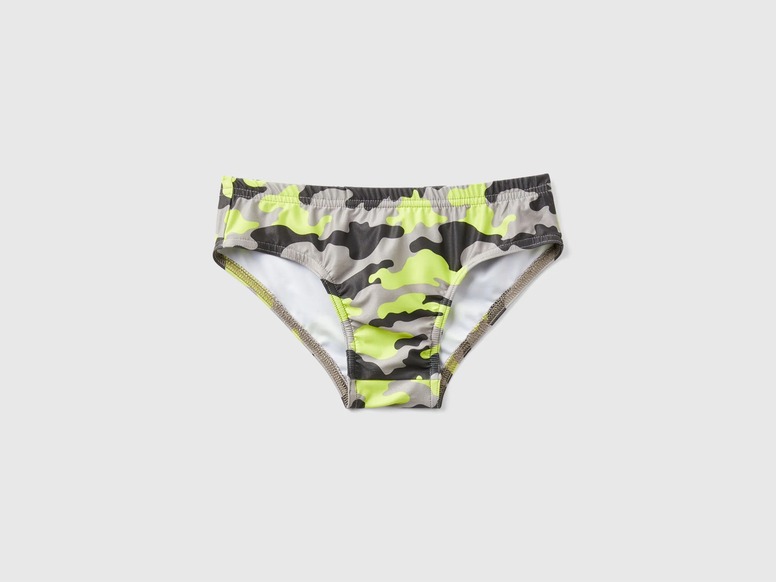Slip de baño con estampado de camuflaje