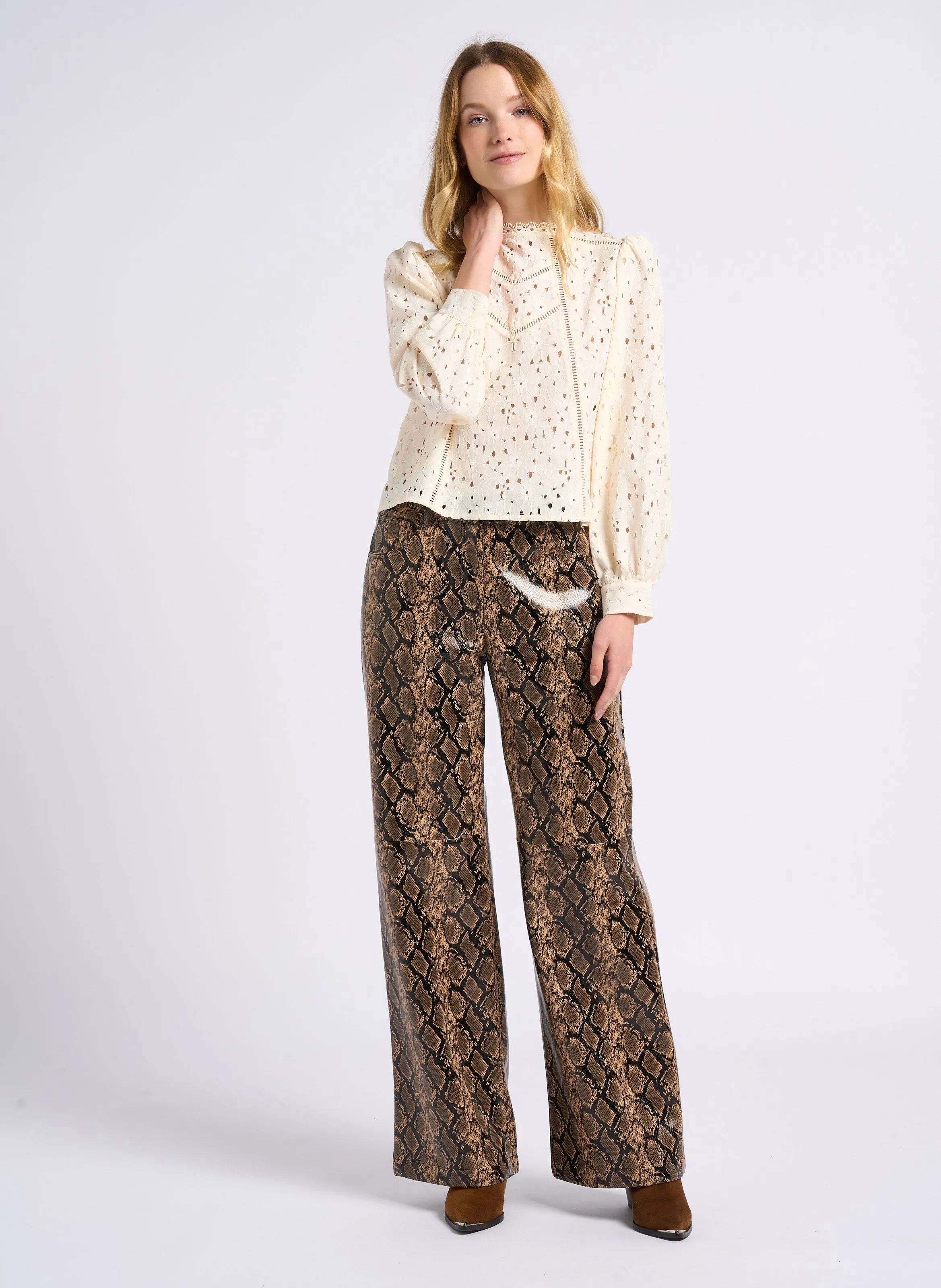 SUNCOO JIMMY  PANTALóN ACAMPANADO ESTAMPADO EN MARRON