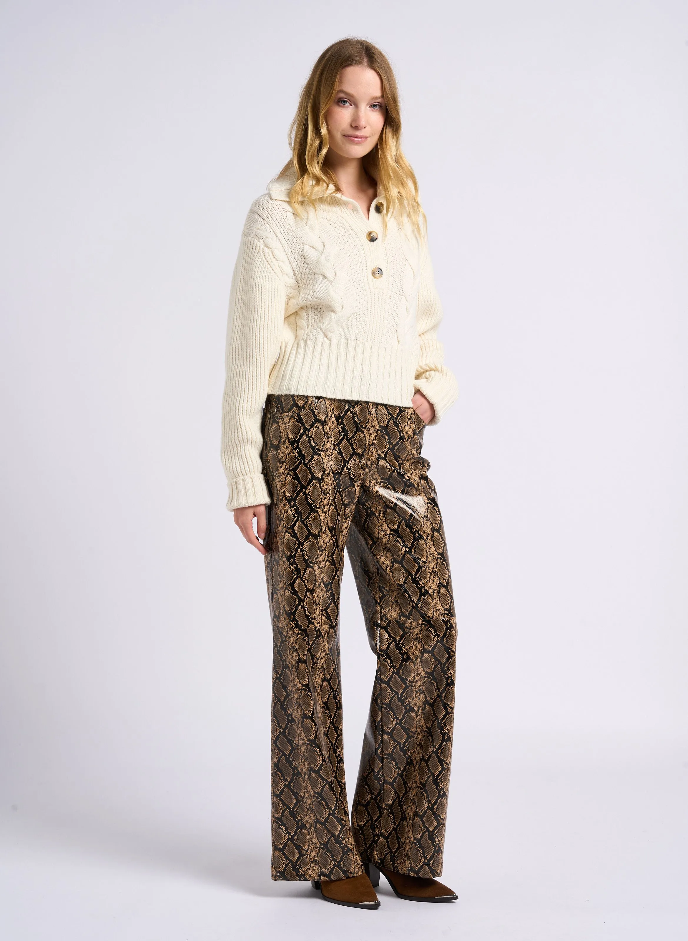 SUNCOO JIMMY  PANTALóN ACAMPANADO ESTAMPADO EN MARRON