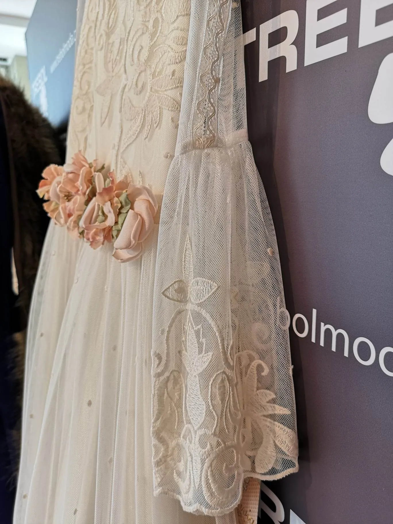 Vestido de comunión con mangas entreabiertas