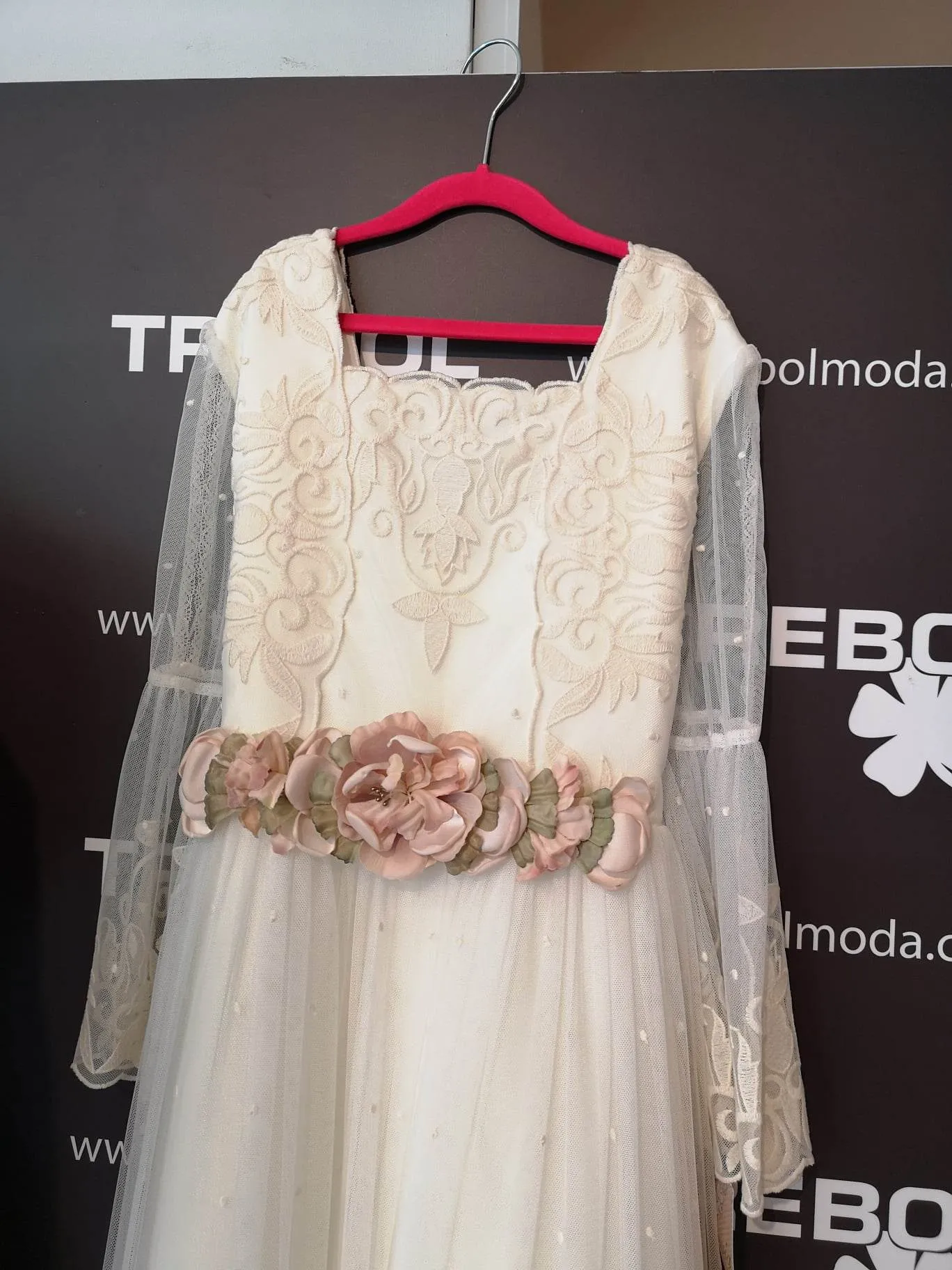 Vestido de comunión con mangas entreabiertas