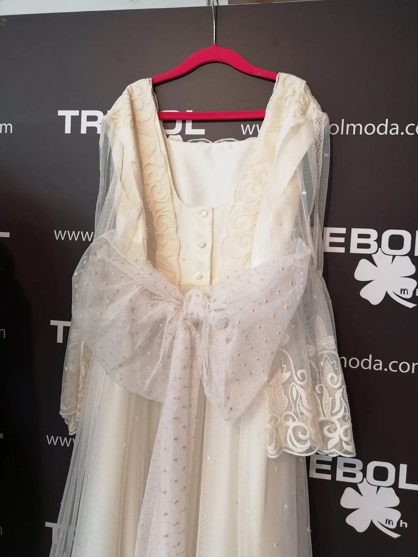 Vestido de comunión con mangas entreabiertas