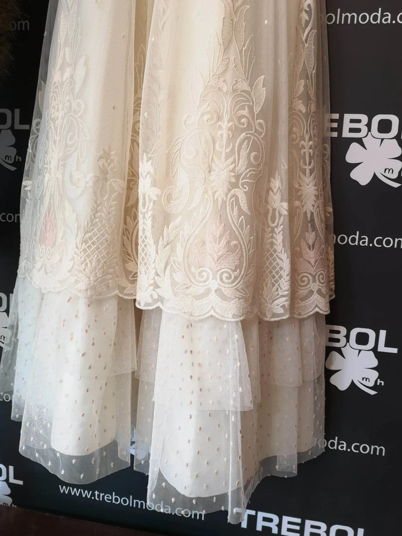 Vestido de comunión con mangas entreabiertas