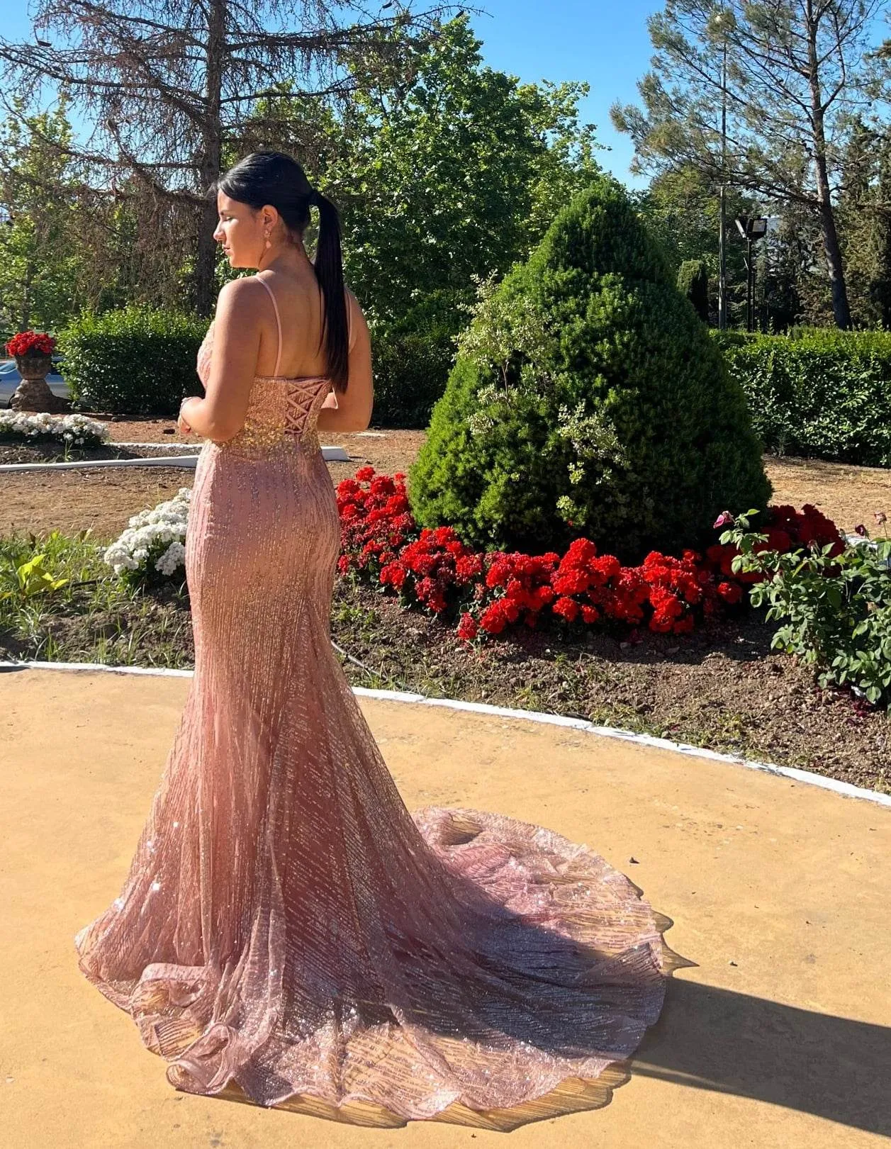 Vestido largo en tonos nude y dorados