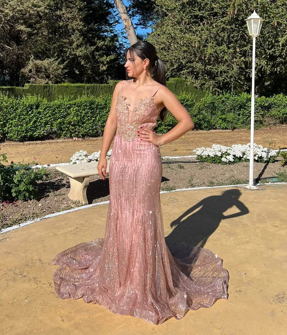 Vestido largo en tonos nude y dorados