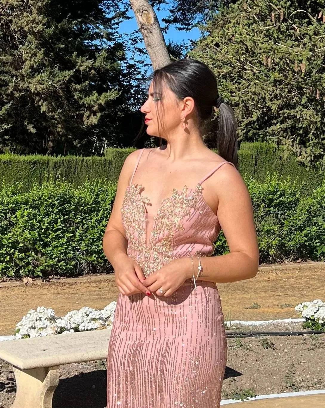 Vestido largo en tonos nude y dorados