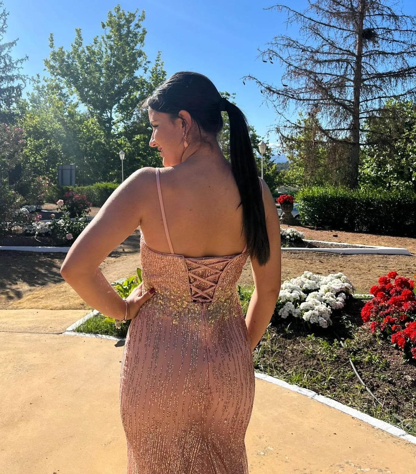 Vestido largo en tonos nude y dorados