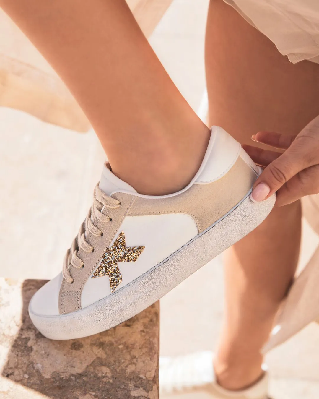 ZAPATILLA PARA MUJER CON CORDONES, ESTRELLA BLANCA Y BEIGE  STELLA