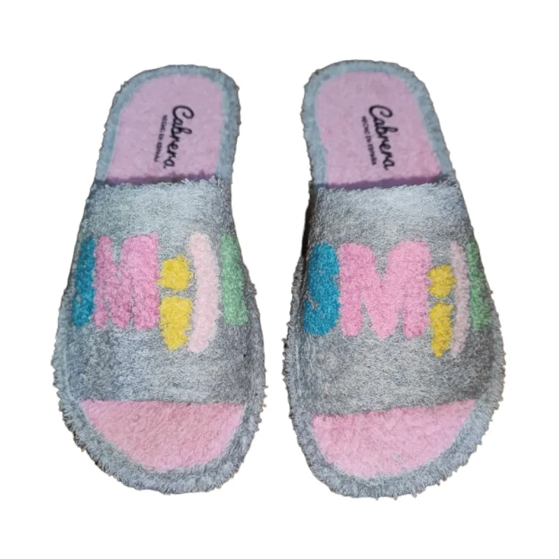 Zapatillas casa de verano con la puntera abierta fabricadas en toalla gris con la palabra smile