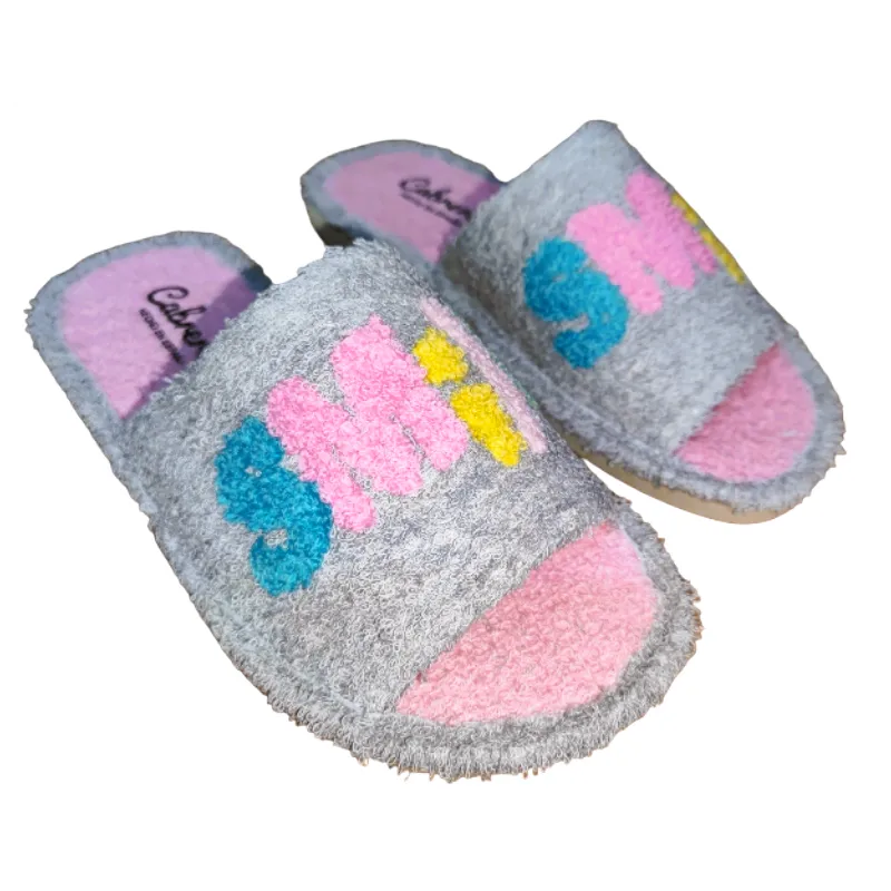 Zapatillas casa de verano con la puntera abierta fabricadas en toalla gris con la palabra smile