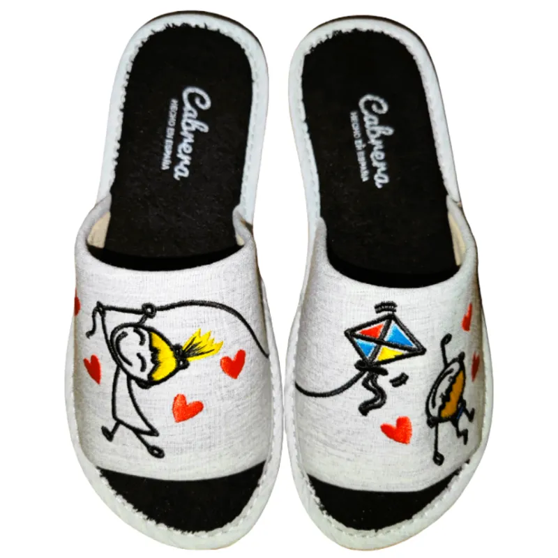 Zapatillas de casa para mujer de verano en tela con bordado de niños jugando con una cometa