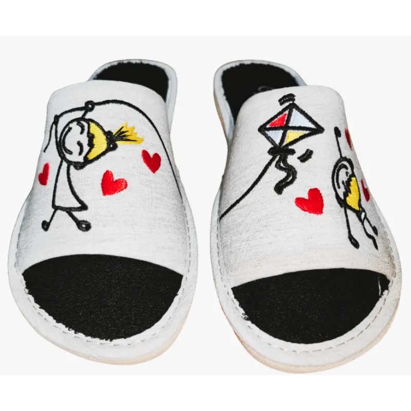 Zapatillas de casa para mujer de verano en tela con bordado de niños jugando con una cometa