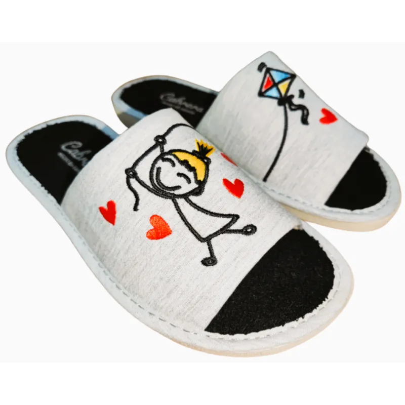 Zapatillas de casa para mujer de verano en tela con bordado de niños jugando con una cometa