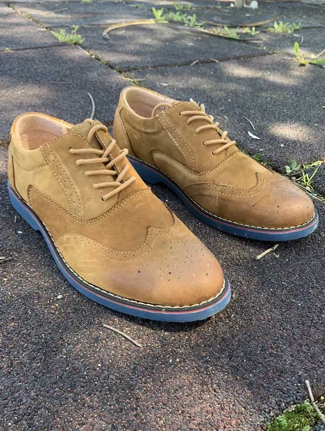 Zapatos marrón estilo serraje con suela azul